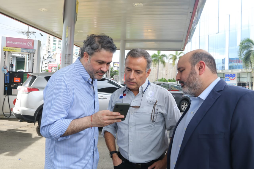 Créditos: ATTTen la foto esta: El ministro Consejero José Rojas