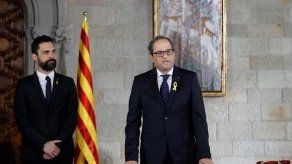 Nuevo presidente catalán asume poder sin representantes de Gobierno español