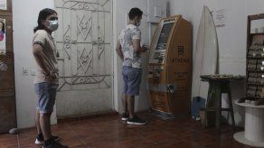 En El Zonte funciona el único cajero automático de bitcoin, que da dólares a cambio de la criptomoneda o toma dólares y da créditos en bitcoin.