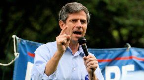 Excongresista se suma a larga lista de aspirantes a candidatura demócrata