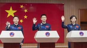 El comandante Chen Dong y los astronautas Liu Yang y Cai Xuzhe ensablarán la estructura de tres módulos que unirán el de Tianhe,que ya está en órbita, con Wentian y Mengtian, que deben llegar en julio y en octubre. Otra nave de carga, la Tianzhou-3, sigue anclada en el puesto.