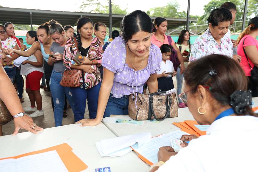 Padres de familia retirando el cheque del PASE-U 2025