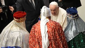El papa Francisco aprovechó su mensaje anual de Navidad a la curia romana para volver a advertir a los cardenales, obispos y sacerdotes que trabajan en la Santa Sede que en ningún caso están más allá de todo reproche, y que de hecho son vulnerables a la maldad. El papa Francisco aprovechó su mensaje anual de Navidad a la curia romana para volver a advertir a los cardenales, obispos y sacerdotes que trabajan en la Santa Sede que en ningún caso están más allá de todo reproche, y que de hecho son vulnerables a la maldad.