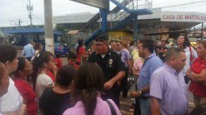 Cierran la carretera Panamericana para exigir mejoras en escuela de Aguadulce