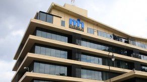 Lanzan bomba molotov a edificio del Ministerio de Hacienda en Costa Rica