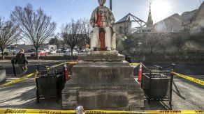 Retiran estatua del director de un diario en Kentucky