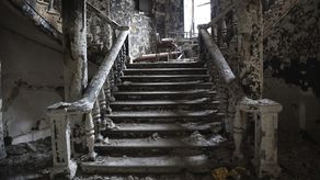 La investigación de la AP recreó lo que sucedió adentro del teatro a partir de los relatos de 23 sobrevivientes, rescatistas y personas al tanto de lo que pasó allí cuando fue usado como refugio antibombas.