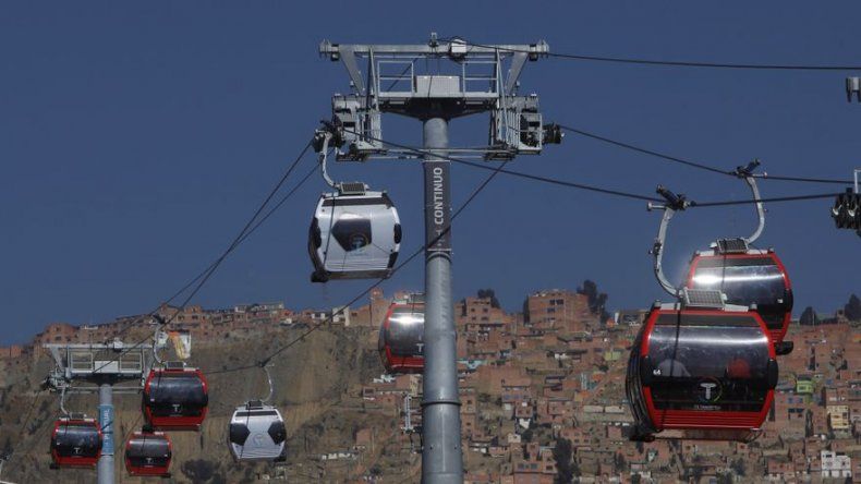 Pintan de balón a cabinas de teleférico boliviano