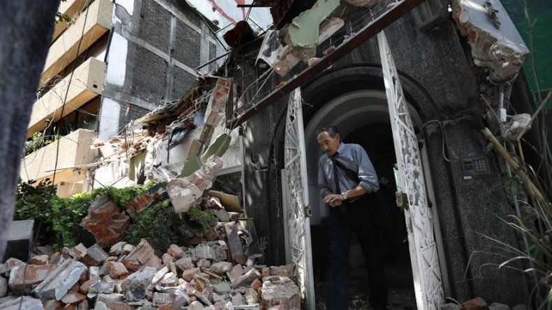 Aumentan a 138 los muertos por terremoto en México