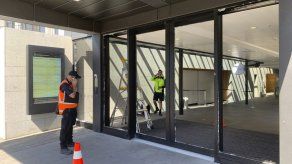 Hombre con hacha rompe puertas de Parlamento de N. Zelanda