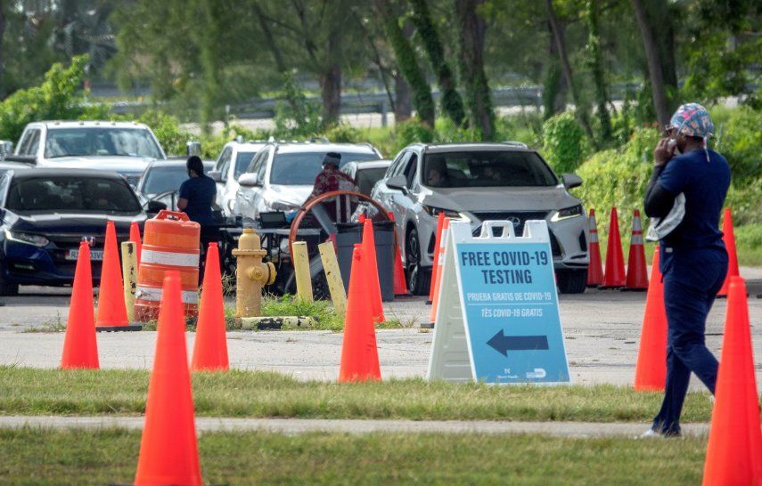 Autoridades sanitarias realizan pruebas de covid-19 en el lugar de prueba en el Tropical Park en Miami