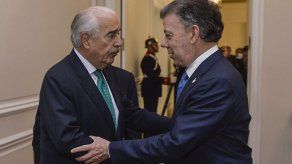 Pastrana dice Santos debe pensar en renuncia si se prueba dinero de Odebrecht