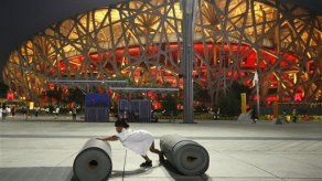 Gesta de Phelps opaca el inicio del atletismo en Beijing