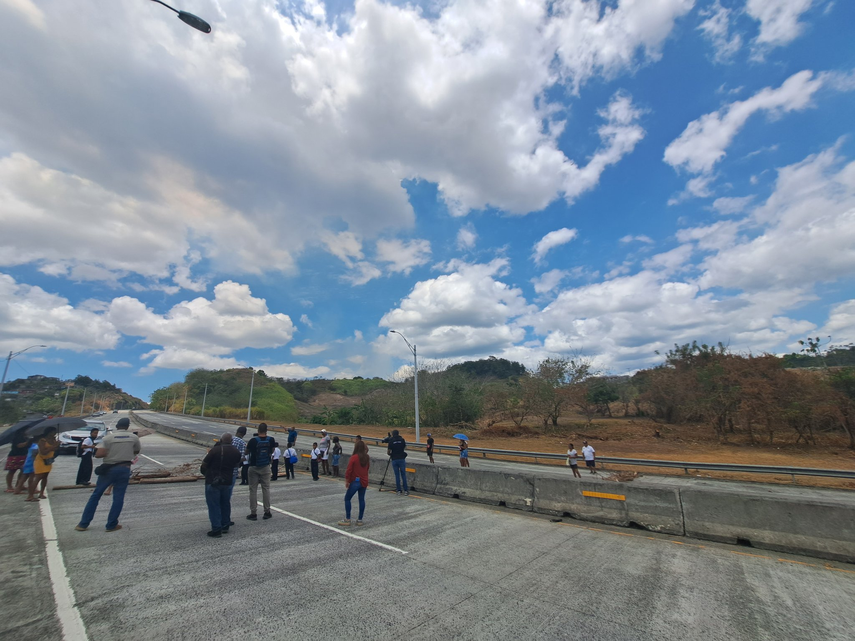 Familiares de Arderlyn cierran el Corredor Norte exigiendo respuestas.