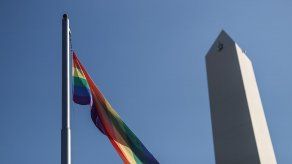 Fotografía de la bandera LGBTI mientras ondea frente al obelisco, en el marco del Día de Lucha Contra la Discriminación por Orientación Sexual o Identidad de Género, en Buenos Aires.