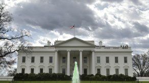 Arrestan a guatemalteco que lanzó objeto incendiario contra embajada de EEUU