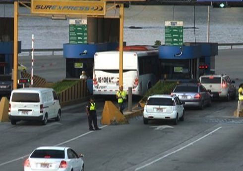 Hombre quería pagar en efectivo por Corredor y quedó multado