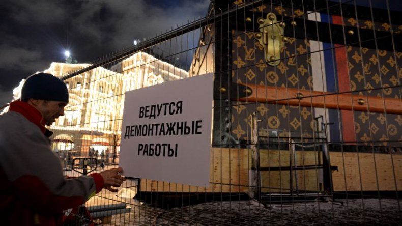 El Kremlin pone fin a la polémica por el baúl de Louis Vuitton de la Plaza Roja