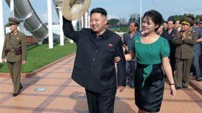 Kim Jong Un muestra nueva imagen al presentarse con su esposa