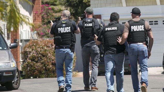 Investigan a los dos jóvenes sospechosos del tiroteo en escuela de Colorado