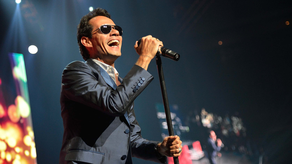 Marc Anthony de 53 años, es un cantautor puertorriqueño y estadounidense, cuyo genero. musical es la salsa que va desde Boleros, baladas y el pop.