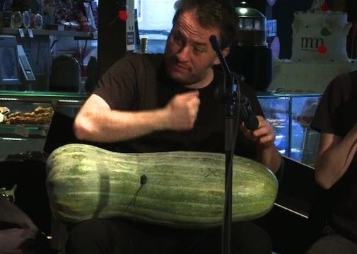 Zanahorias, calabazas y coles llenan de música un mercado de Madrid
