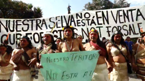 Indígenas waorani protestaron en Quito en defensa de fallo que veta ingreso de petroleras