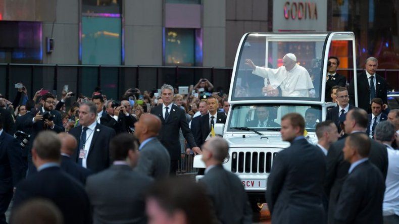 Una multitud saluda al papa en la Quinta Avenida de Nueva York