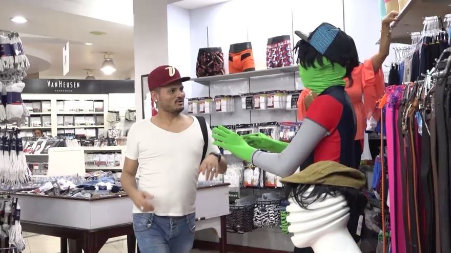 Cámara indiscreta: el maniquí que cobra vida