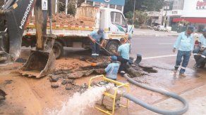 Suministro de agua potable afectado en la Vía España tras rotura de tubería