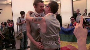 Gays rusos logran sueño de casarse en Argentina