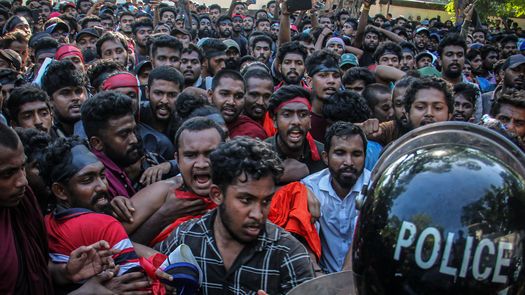 Estudiantes universitarios protestan frente a la residencia del primer ministro de Sri Lanka, Mahinda Rajapaksa.