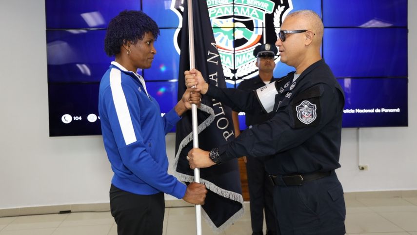 Policía entrega estandarte a Atheyna Bylon como símbolo de respaldo en las olimpiadas