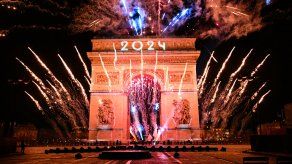 Fiesta de 2024. Recibimiento del Año Nuevo en el Arco del Triunfo en París.