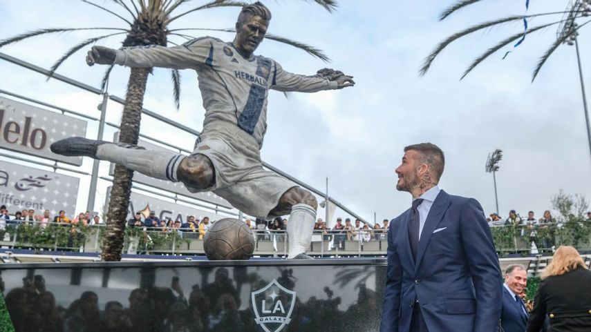 Estatua de David Beckman en el Estadio La Galaxy.