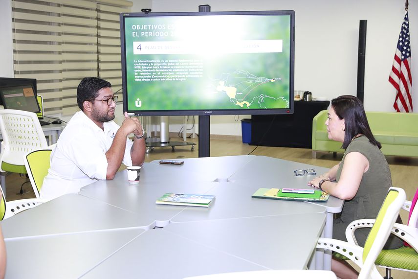 Director del IFARHU explora ofertas académicas en Puerto Rico