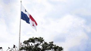 Bandera de Panamá vuelve a ondear en el Cerro Ancón