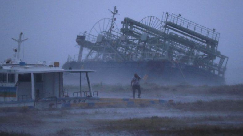 Japón: Potente tifón obliga a cancelar vuelos y trenes
