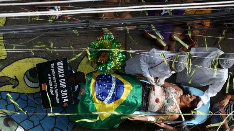 Protestan contra Mundial con simulación de precariedad de la salud en Brasil