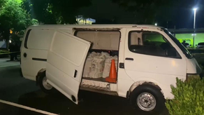 Vehiculo involucrado en el tumbe de droga en los estacionamientos de un centro comercial