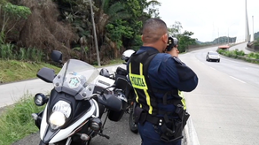 Policía Nacional inspecciona vehículos.&nbsp;