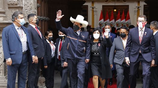 Con la mano levantada, Pedro Castillo, presidente de Perú.