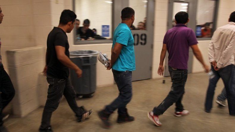 Washington y 14 estados piden a la Justicia aplicar alivio migratorio parcial