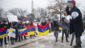 Venezolanos en Miami arremeten contra la OEA por cerrar a la prensa sesión