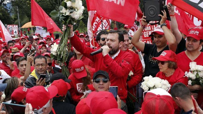 Candidatos colombianos cierran campañas políticas con caminatas y música