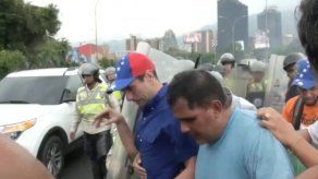 Capriles es agredido con gases lacrimógenos lanzados por policías en Caracas