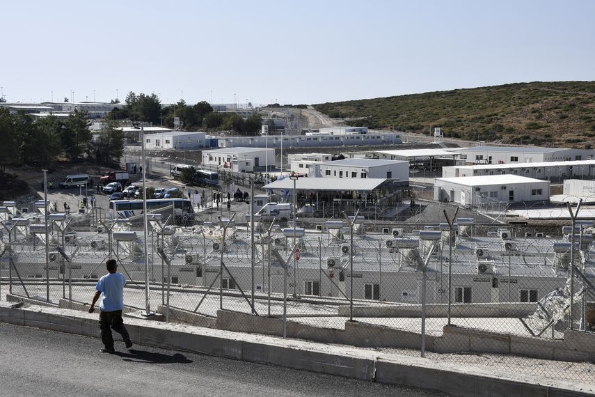 Grecia abre nuevo campamento para migrantes en isla de Samos