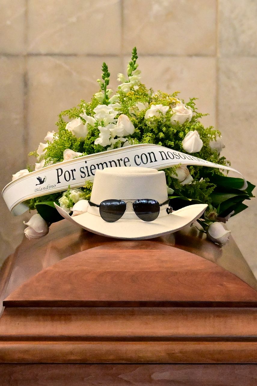 Familiares lloraban desconsoladamente al recibir el pésame del presidente Luis Abinader y su esposa Raquel Arbaje. Familiares lloraban desconsoladamente al recibir el pésame del presidente Luis Abinader y su esposa Raquel Arbaje.