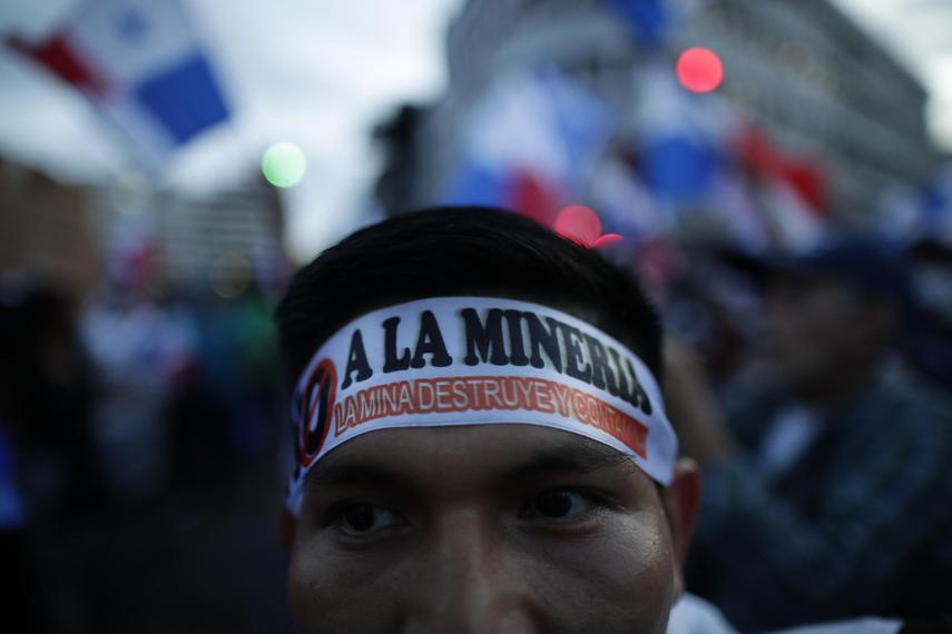 Joven panameño protesta en rechazo a la minería. Joven panameño protesta en rechazo a la minería.