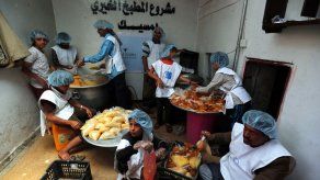 Un comedor social sirve el único plato diario en la zona más pobre de Saná